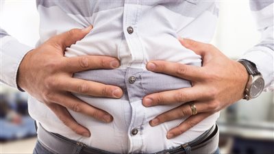 علاج انتفاخ البطن بـ 13 خطوة بسيطة في البيت