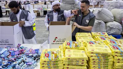 أهالي الشارقة يساهمون في تعبئة المساعدات للنازحين في لبنان