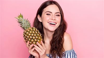 أطعمة لتبييض الأسنان طبيعيا.. كيف يؤثر الأكل والشرب على لون الابتسامة؟