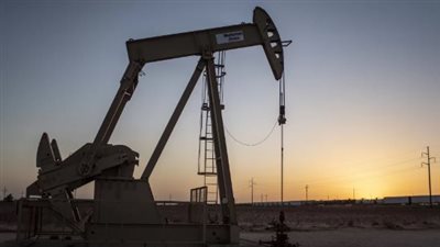 أسعار النفط تسجل خسائر أسبوعية بعد تخفيض بعض الدول إنتاجها 