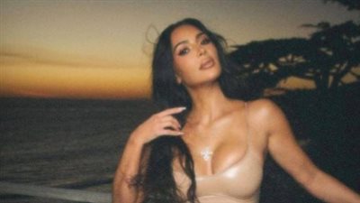 كيم كارداشيان تحتفل بعيدها الـ44 بإطلالة تحاكي SKIMS (صور)