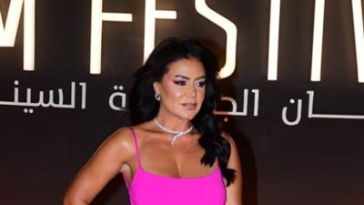 الوردي الذي ارتدته.. كم سعر فستان رانيا يوسف في الجونة؟