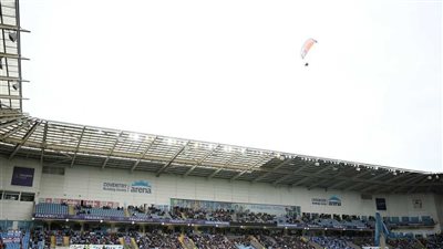 إيقاف مباراة في إنجلترا بسبب «الرجل الطائر»