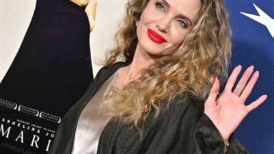 بفستان حريري طويل بلون النيود الفاتح.. أنجلينا جولي بإطلالة جديدة وجريئة على السجادة الحمراء (صور)