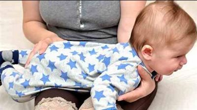 علاج الغازات عند الأطفال الرضع بـ 6 خطوات منزلية دون طبيب