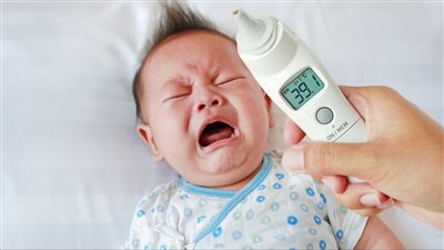 متى يكون ارتفاع درجة الحرارة خطير عند الأطفال؟.. انتبهي لـ 4 مؤشرات