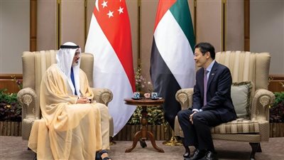 ولي عهد أبوظبي يبحث مع رئيس وزراء سنغافورة تعزيز العلاقات الثنائية