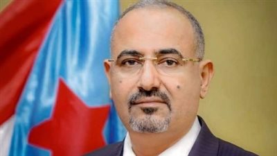 نائب رئيس مجلس القيادة الرئاسي باليمن يعزِّي في وفاة الشخصية الاجتماعية والقبلية البارزة 