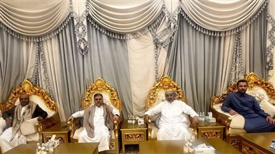 ناقش اللقاء عددًا من القضايا.. نائب رئيس مجلس القيادة الرئاسي باليمن يلتقي رجل الأعمال 