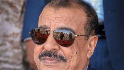  بن بريك يُعزّي عبدالحكيم ردمان القباطي بوفاة والدته 