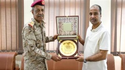 اللواء بارجاش يكرّم نائب رئيس غرفة تجارة وصناعة محافظة حضرموت