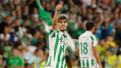 عبد الصمد الزلزولي يجدد تعاقده مع ريال بيتيس موسمًا إضافيًا