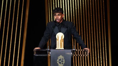 جوائز الكرة الذهبية.. لامين يامال أفضل لاعب شاب في العالم 2025