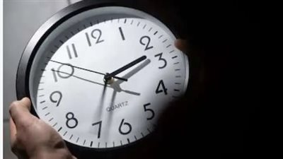 قبل بدء تطبيق التوقيت الشتوي 2024.. ما هي كيفية ضبط الهواتف؟