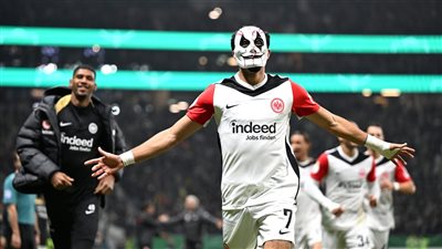 عمر مرموش يكشف سر احتفاله بقناع الجوكر في كأس ألمانيا