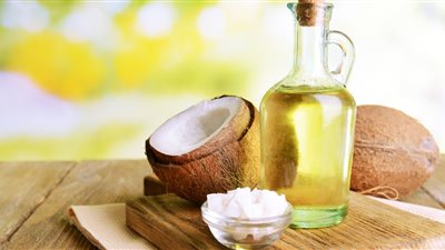  زيت جوز الهند.. يوفر العديد من الفوائد في مجال العناية بالبشرة والشعر 