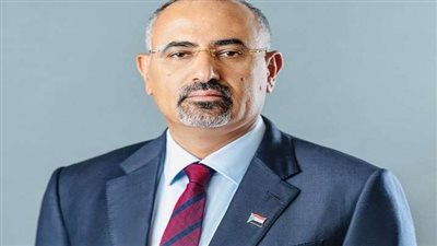  نائب رئيس مجلس القيادة باليمن يُعزَّي في وفاة اللواء نصر شايف سعيد