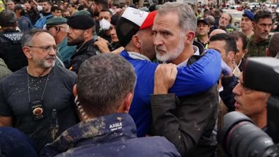 سكان فالنسيا يرشقون ملك إسبانيا بالطين خلال زيارته الأماكن المتضررة من الأمطار 