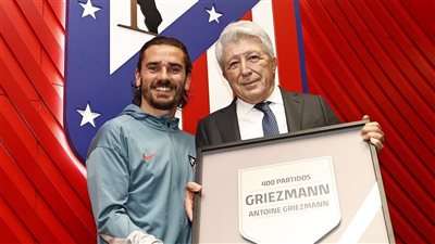 أتلتيكو مدريد يكرم أنطوان جريزمان بعد وصوله لـ400 مُباراة بقميصه