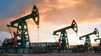 انخفاض أسعار النفط عالميًا بمعدل 2% مع ارتفاع أسبوعي بمعدل 1%