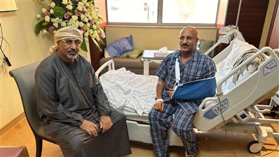 نائب رئيس مجلس القيادة الرئاسي باليمن يزور العميد طارق صالح في أحد مستشفيات أبوظبي 