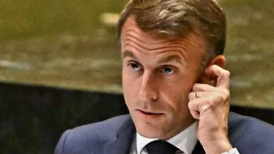 ماكرون يوقع على إحدى صناديق المساعدات الإغاثية