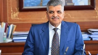  الفريق أسامة ربيع يلتقي 