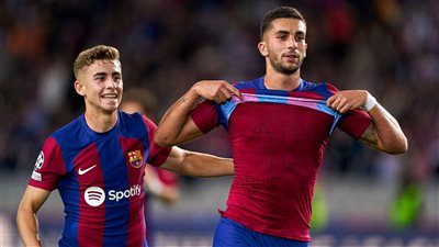 ظهر بملابس متسخة.. نجم برشلونة يساعد ضحايا الفيضانات في فالنسيا (صورة)