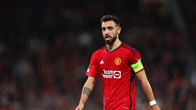 موقف بطولي في السماء.. برونو فرنانديز ينقذ رجلا فقد وعيه على الطائرة (صورة)