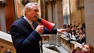 مدمن النساء مرشح لحقيبة الصحة.. من هو روبرت إف كينيدي جونيور؟ 