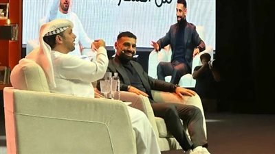 محمد صلاح بمعرض الشارقة للكتاب لأحد المعجبين: 