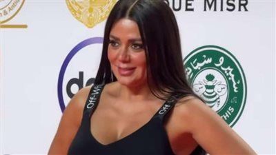  مرتدية توب أسود حمالات.. رانيا يوسف تتصدر التريند (صور)