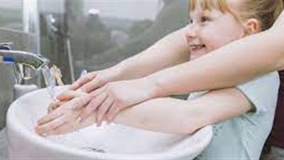 فوائد النظافة للصغار.. الحماية من التقزم 
