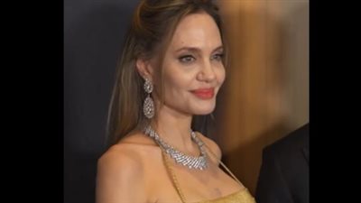  أنجلينا جولي في إطلالة أنيقة تسير على السجادة الحمراء برفقة ابنها (فيديو)