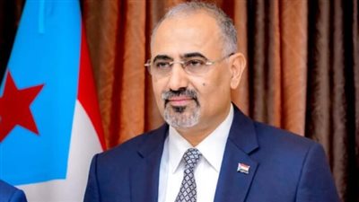  نائب رئيس مجلس القيادة الرئاسي باليمن يُعزَّي في وفاة 