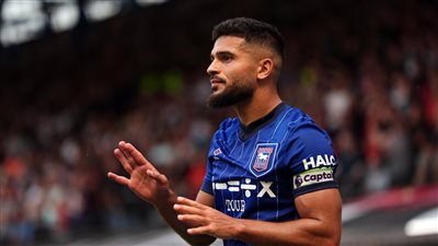 بطلها سام مرسي.. لفتة إنسانية من قائد إبسويتش تاون في الدوري الإنجليزي (صورة)