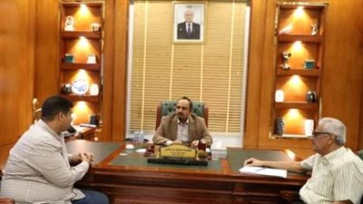محافظ حضرموت يناقش مستوى تنفيذ الخطة الاستثمارية لمديرية المكلا 