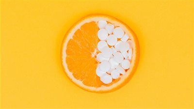 هل فيتامين سي مفيد في نزلات البرد؟.. تعرف على فوائده والكمية الموصي بها 