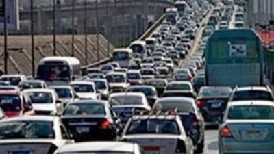 مصر.. كثافات مرورية أعلى كوبرى الوراق على الدائرى بسبب تعطل سيارة نقل ثقيل