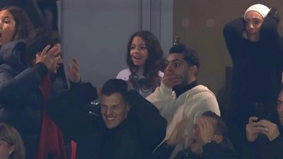 من هو شبيه محمد صلاح الذي ظهر مع زوجته وابنته؟