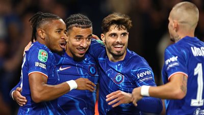 تشيلسي يحقق فوزا عريضا على أستون فيلا ويؤمن موقعه في المربع الذهبي