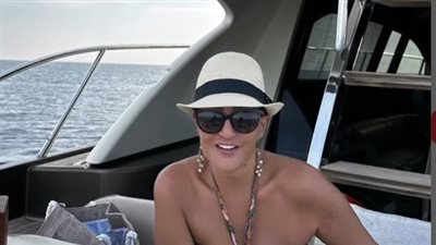  تستعد للسنة الجديدة والكريسماس مرتدية جامبسوب أحمر.. غادة عبد الرازق تشارك جمهورها أحدث صورها