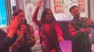 شاهد.. رانيا يوسف ترقص بعيد ميلادها مع دينا الشربيني بكواليس 