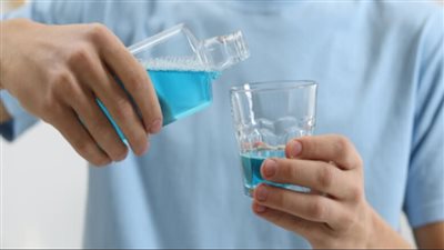 ماذا يحدث عند ابتلاع غسول الفم؟.. راقب 4 علامات قد تظهر عليك