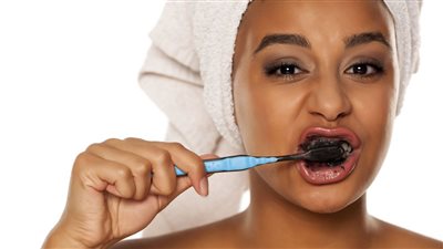 هل معجون الأسنان بالفحم فعال وآمن؟.. معلومات مهمة قبل استعماله