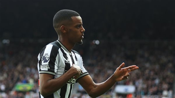 راتب ضخم و4 موظفين.. كشف تفاصيل عرض الهلال الجنوني لضم إيزاك