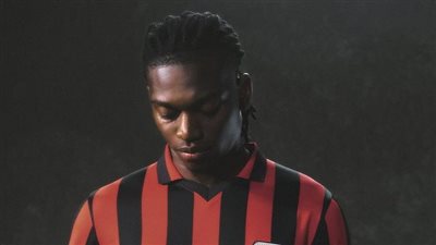 ميلان يرتدي قميصا تذكاريا بمناسبة 125 عاما على تأسيسه (صور)