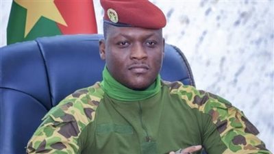 المجلس العسكري الحاكم في بوركينا فاسو يصدر مرسوما بإقالة رئيس الوزراء وحل الحكومة