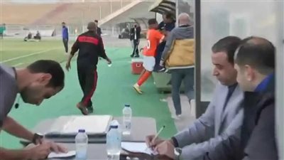 طرائف وغرائب.. لاعب مصري يضرب مدربه بعد استبداله (فيديو)