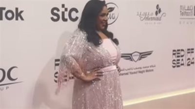 كيف خطفت شيماء سيف الأنظار على السجادة الحمراء؟ (فيديو)
